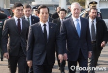 [포토] 대한민국상이군경회 회원들에게 고마움 표시 나선 한미