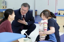 [포토] 푸르메재단 넥슨어린이재활병원 방문한 문재인