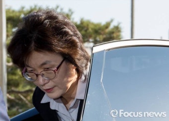 [포토] 박 대통령 탄핵심판 최종선고 하루 앞두고 출근하는 이정미 권한대행