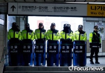 [포토] 헌법재판소 인근 지하철역에 경계 근무 중인 경찰
