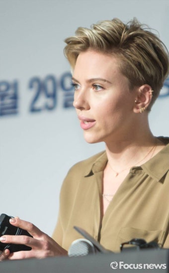 [포토] [K-포토] 취재진 바라보는 스칼렛 요한슨