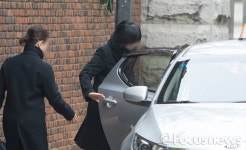 [포토] 차량 탑승하는 미용실 원장 자매