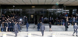 [포토] 서울중앙지방검찰청 도착한 박근혜 전 대통령