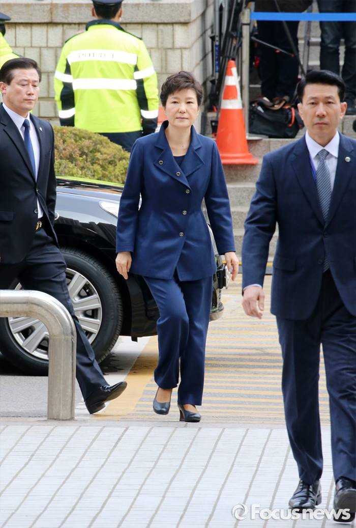 윤 대통령, 구속 전 피의자 심문에 출석하기 위해 출발하여 법원 판단 기다려
