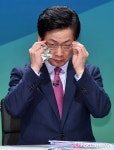 [포토] 안경 고쳐쓰는 최성 고양시장