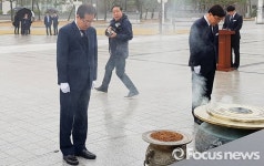 [포토] 광주 5·18 민주묘지 충혼탑 참배하는 홍준표