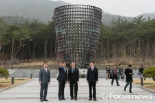 [포토] 충남보훈공원 소개하는 안희정 충남도지사