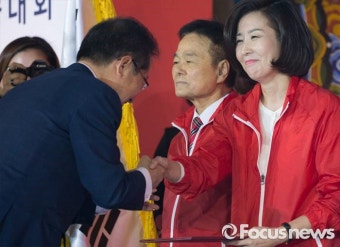 [포토] 홍준표 후보에게 임명장 수여 받는 나경원 의원