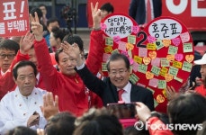 [포토] 마산역 광장서 지지 호소하는 홍준표 후보