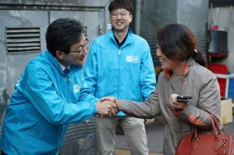 [포토] 유승민 바른정당 후보, 노원역 출근길 지지 호소