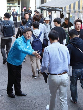 [포토] 노원역 출근길 시민들에게 지지 호소하는 유승민