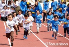 [포토] 힘차게 달리는 어린이들
