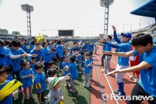 [포토] 열띤 응원전 펼치는 어린이들