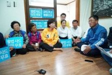 [포토] 성주 소성리 마을회관 찾은 심상정 대선 후보