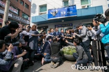 [포토] 바른정당 의원 집단 탈당 관련 질문 받는 유승민 후보