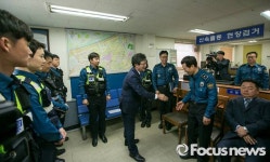 [포토] 경찰들과 간담회 앞서 인사하는 유승민 바른정당 후보