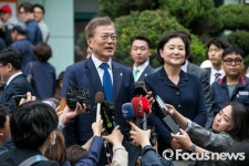 [포토] 취재진 질문에 답하는 문재인 후보