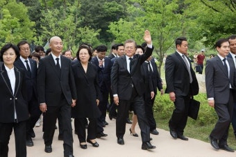 [포토] 봉하마을 찾아 인사하는 문재인 대통령