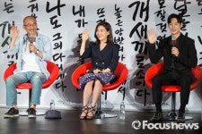 [포토] 환하게 웃는 이준익-최희서-이제훈