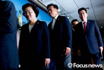[포토] 이낙연 총리 후보자 지명철회 요구 후 퇴장하는 자유한국당