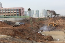 아이들 뛰어노는 학교 바라보며 골프친다?