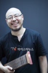 기타리스트 이병우, 음악과 영화 함께한 콘서트로 이색 감동 선사