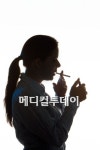 혼자 있을 때 찰칵…여성흡연 언제까지 숨길건가요