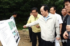[메디포토] 농식품부 서규용 장관, 구제역 매몰지 점검나서
