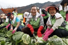 [메디포토] 심평원, 김장 담그기 봉사활동 가져