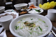 [가마솥] 한우의 참맛, ‘손 칼국수’와 ‘수육’으로 맛본다