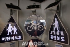[그린에너지엑스포] 엔라이트, 태양광 이용 친환경 표지판 선보여