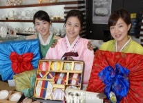 한국도자기, 가을 혼수 위한  예단용 칠첩반상기 선보여