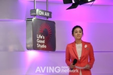 디오스갤러리서 라이프스 굿 스튜디오 오픈 기념식 진행