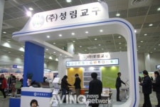 성림교구, 칼로 긁어도 흠집 안나는 책걸상 전시