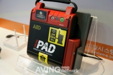 씨유메디칼시스템, 보급형 자동제세동기 i-PAD NF1200 전시