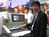 [KIPES 2011 현장] 위, 초보자도 다양한 재단할 수 있는 디지털재단기 YD-670D