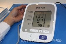 [KIMES 2012 현장] 오므론 헬스케어, 센서 내장된 혈압계로 정확한 측정결과 알 수 있어