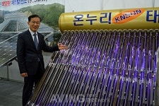 [에너지대전 현장] 온누리태양에너지, 태양광집열기 및 온수기 설비 소개