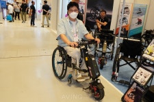 알에스케어서비스, 2023 홈케어·재활·복지전시회서 휠체어 동력보조장치 RS MOVE-ON 선보여... 휠체어 탑승자 이동 편의성 극대화!