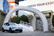 볼보자동차코리아, 성수동 피치스 도원서 팝업스토어 UNBOX YOUR EX30 오픈... EX30의 매력 체험해보길