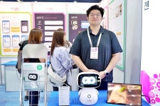 로아이젠, 2024 홈케어·재활·복지전시회서 대화 기반 마이봄(MyBom) 로봇 시리즈 선보여... 부모님의 일상생활 돕는 AI 돌봄로봇!
