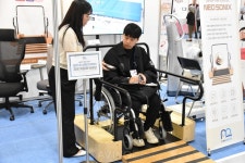 네오에이블, 2024 홈케어·재활·복지전시회서 네오소닉 공개... 음파동으로 체내기관 자극