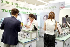 웰랩, 2024 인터참코리아서 연장 속눈썹 브랜드 에이프릴 알렸다!… 다양한 속눈썹 스타일링 가능!