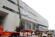강남구, 대형 화재 상황 훈련... 지자체 최초 재난현장지휘버스 출동
