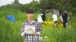 안랩, 경기 성남 탄천 수진습지생태원에서 환경정화 봉사활동 진행