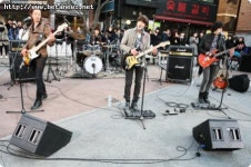 씨엔블루, 서울 도심 한복판 길거리 라이브 공연