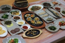 화려한 건강식 전복돌솥밥을 맛 볼 수 있는 여수 맛집 돌산황우촌