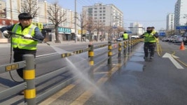 인천남구, 해빙기 맞아 도로시설물 세척 실시