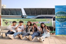 군산시에서 청소년 사회자 토크버스킹 통해 시민과 직접 대화