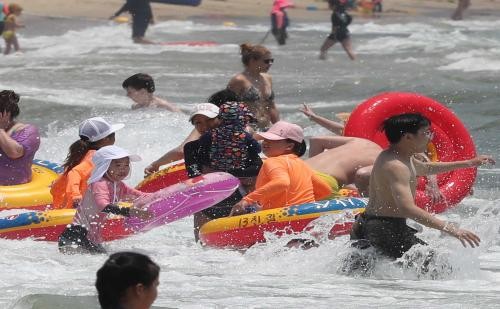 한국 무더운 폭염 계속...낮 최고기온 36도로 이어져